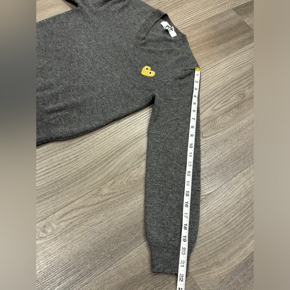 SOLD- Comme des Garcons Wool Sweater V-Neck Gold Heart CDG Play Heart Women’s XS - Picture 10 of 16